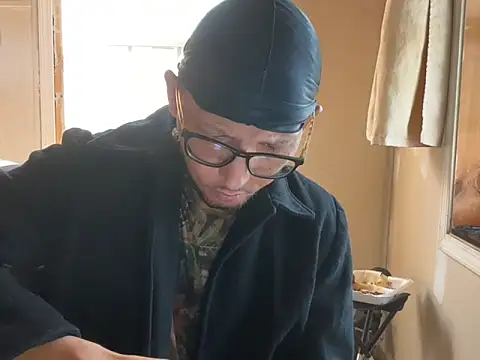 Snapshot of ThrowedWorldWide chatting on December 2025 04:25:02 PM ThrowedWorldWide online show from December 2025 04:25:02 PM