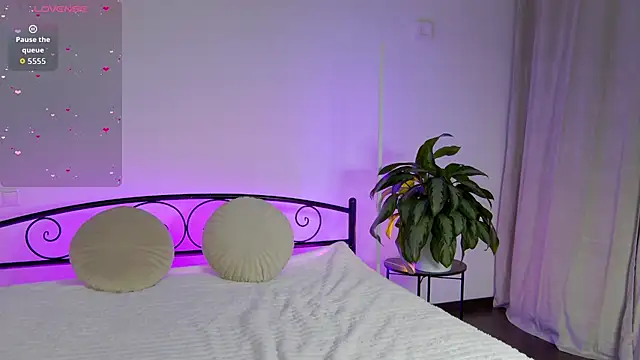 Snapshot of KariDollar chatting on December 2025 06:43:02 AM KariDollar online show from December 2025 06:43:02 AM