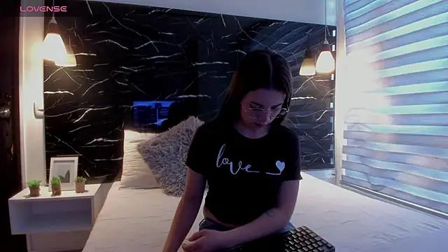 ZOE LE online show from October 2025 11:44:02 AM