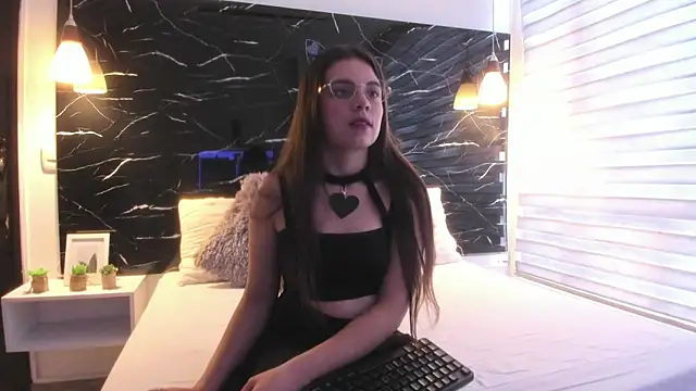 ZOE LE online show from October 2025 11:47:02 AM