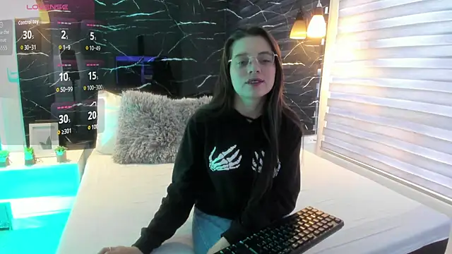 ZOE LE online show from November 2025 11:53:01 AM