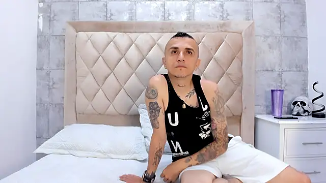 Snapshot of CharlotteAndSimon chatting on October 2025 09:10:02 PM CharlotteAndSimon online show from October 2025 09:10:02 PM