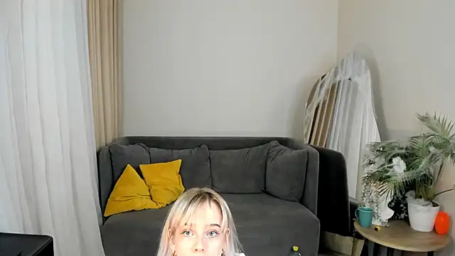 Snapshot of MayWins chatting on November 2025 09:39:02 PM MayWins online show from November 2025 09:39:02 PM