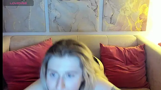 Snapshot of CamillaDreamer chatting on April 2026 04:28:02 PM CamillaDreamer online show from April 2026 04:28:02 PM