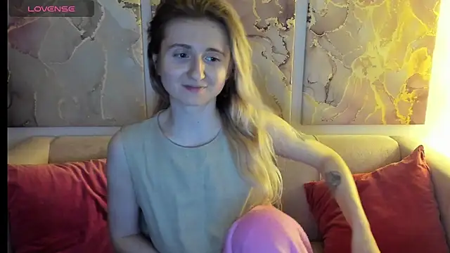 Snapshot of CamillaDreamer chatting on April 2026 06:16:02 AM CamillaDreamer online show from April 2026 06:16:02 AM