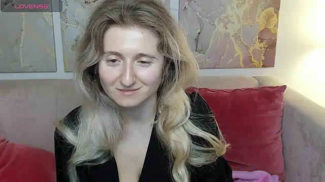 Snapshot of CamillaDreamer chatting on May 2026 12:50:01 AM CamillaDreamer online show from May 2026 12:50:01 AM