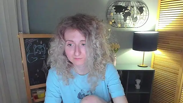 Snapshot of CamillaDreamer chatting on May 2026 04:28:01 AM CamillaDreamer online show from May 2026 04:28:01 AM