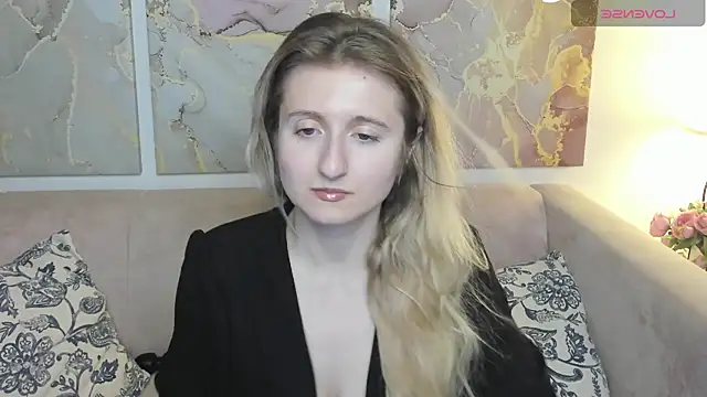 Snapshot of CamillaDreamer chatting on May 2026 11:28:01 AM CamillaDreamer online show from May 2026 11:28:01 AM