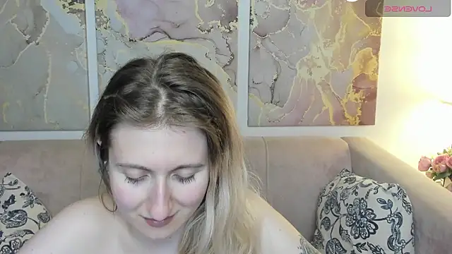 Snapshot of CamillaDreamer chatting on May 2026 01:13:01 AM CamillaDreamer online show from May 2026 01:13:01 AM