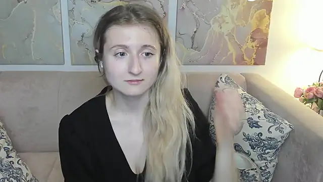 Snapshot of CamillaDreamer chatting on May 2026 05:34:02 PM CamillaDreamer online show from May 2026 05:34:02 PM