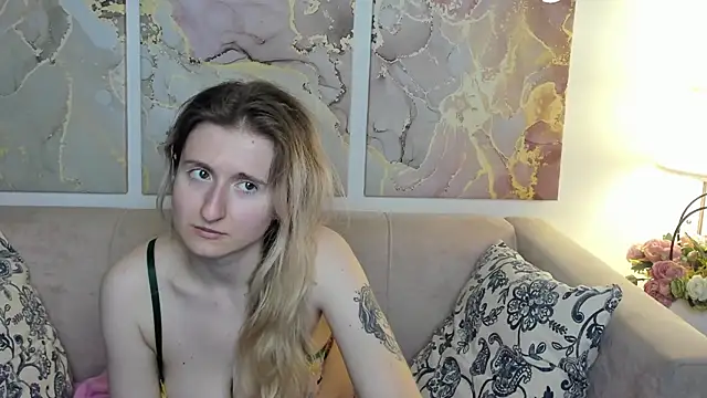 Snapshot of CamillaDreamer chatting on May 2026 12:18:01 AM CamillaDreamer online show from May 2026 12:18:01 AM