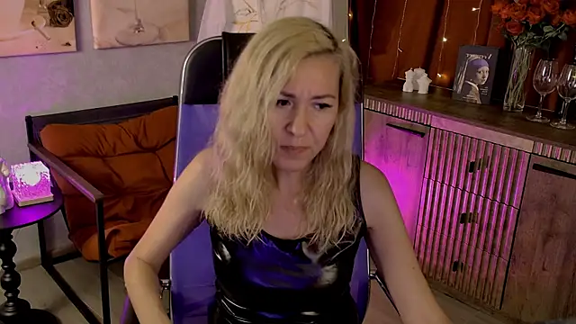 DonnaSmitth online show from June 2026 07:01:01 PM