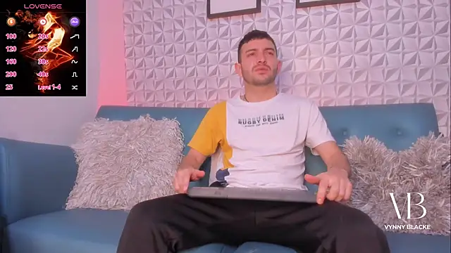 Snapshot of VynnyBlacke_ chatting on November 2025 08:19:01 PM VynnyBlacke online show from November 2025 08:19:01 PM
