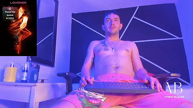 Snapshot of VynnyBlacke_ chatting on November 2025 09:48:02 PM VynnyBlacke online show from November 2025 09:48:02 PM