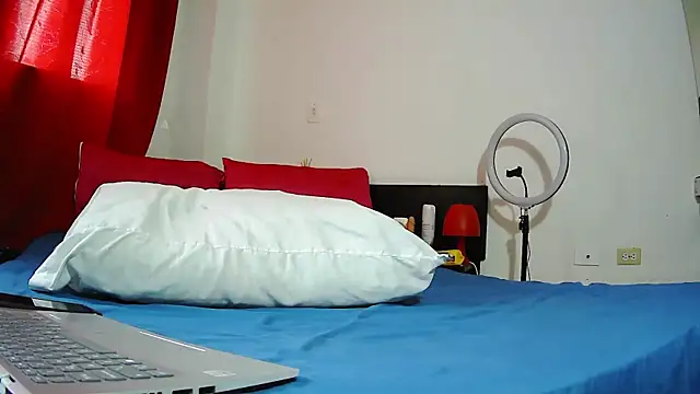 Snapshot of MissAsly chatting on November 2025 04:06:01 PM MissAsly online show from November 2025 04:06:01 PM