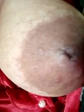 Snapshot of Hotmommax chatting on October 2025 05:47:01 PM Hotmommax online show from October 2025 05:47:01 PM