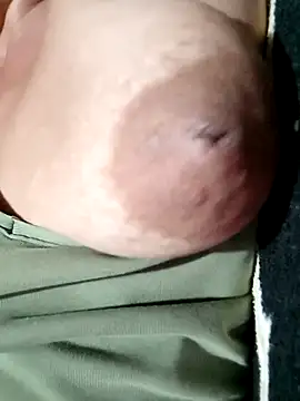 Snapshot of Hotmommax chatting on November 2025 06:21:01 PM Hotmommax online show from November 2025 06:21:01 PM