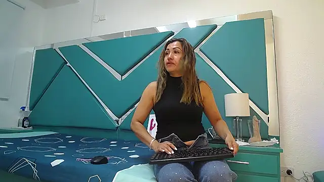 chloe  Jones  online show from April 2026 01:02:01 PM