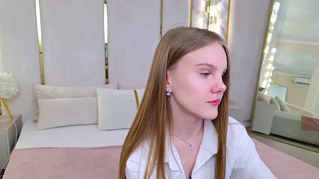Lili Lohan online show from June 2026 04:45:01 AM