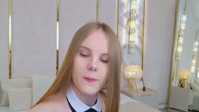 Lili Lohan online show from June 2026 05:04:01 AM