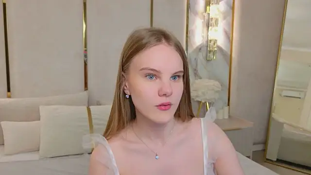 Lili Lohan online show from July 2026 05:05:01 AM