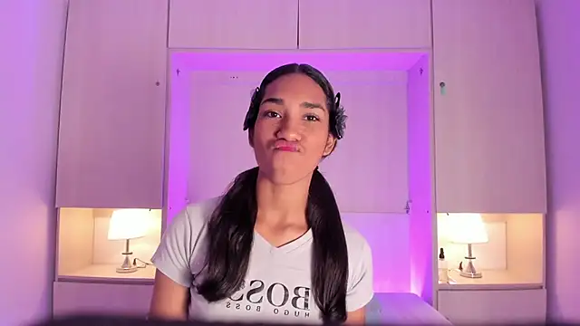 Snapshot of AnahiCollins chatting on February 2026 12:01:02 PM AnahiCollins online show from February 2026 12:01:02 PM