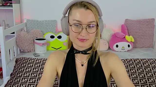 Snapshot of MysticRoxanne chatting on November 2025 06:34:02 PM MysticRoxanne online show from November 2025 06:34:02 PM