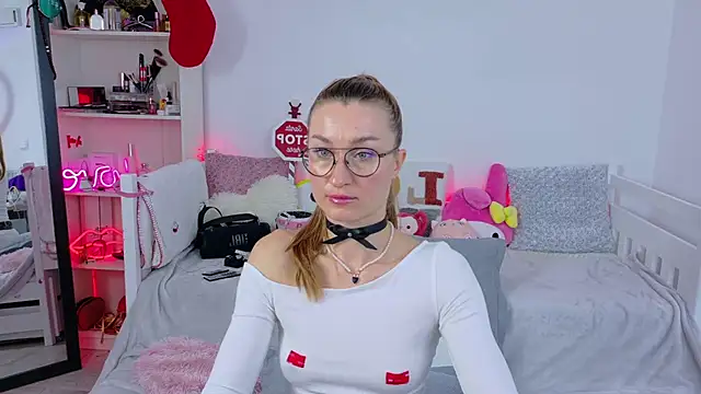 Snapshot of MysticRoxanne chatting on December 2025 08:30:02 AM MysticRoxanne online show from December 2025 08:30:02 AM