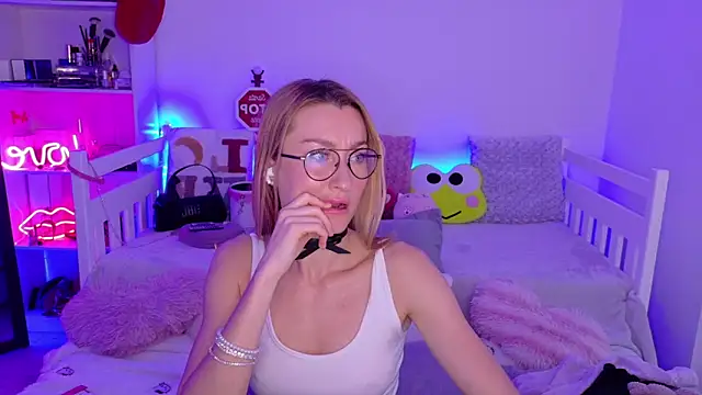Snapshot of MysticRoxanne chatting on December 2025 07:27:02 AM MysticRoxanne online show from December 2025 07:27:02 AM