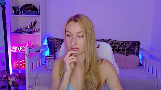 Snapshot of MysticRoxanne chatting on December 2025 06:55:01 AM MysticRoxanne online show from December 2025 06:55:01 AM