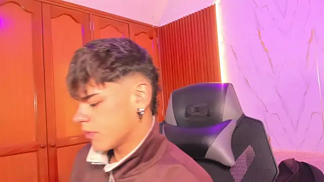 Snapshot of kevienmiet chatting on October 2025 12:05:02 PM kevienmiet online show from October 2025 12:05:02 PM