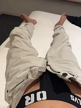 Snapshot of HenryLee1983-cums chatting on November 2025 02:40:02 PM HenryLee1983-cums online show from November 2025 02:40:02 PM