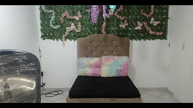 Snapshot of cristal_hills_19 chatting on December 2025 05:07:01 PM cristal hills 19 online show from December 2025 05:07:01 PM