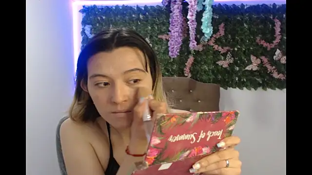 Snapshot of cristal_hills_19 chatting on December 2025 05:52:01 PM cristal hills 19 online show from December 2025 05:52:01 PM