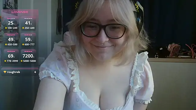 Snapshot of LolaWEI chatting on October 2025 08:15:02 AM LolaWEI online show from October 2025 08:15:02 AM