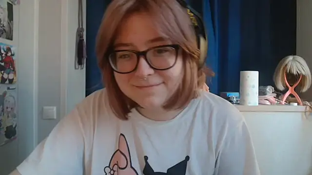 Snapshot of LolaWEI chatting on November 2025 07:30:01 AM LolaWEI online show from November 2025 07:30:01 AM