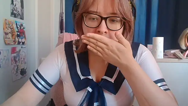 Snapshot of LolaWEI chatting on November 2025 07:36:02 AM LolaWEI online show from November 2025 07:36:02 AM