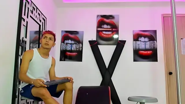 Snapshot of VERY_HOT_GUYS chatting on October 2025 10:54:02 PM VERY HOT GUYS online show from October 2025 10:54:02 PM