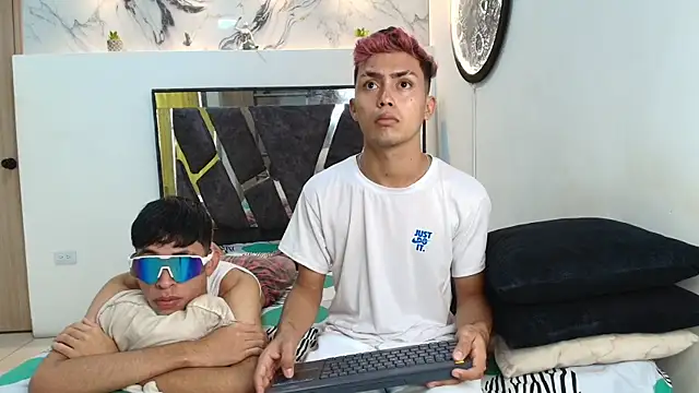 Snapshot of VERY_HOT_GUYS chatting on November 2025 01:33:02 PM VERY HOT GUYS online show from November 2025 01:33:02 PM