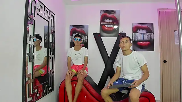 Snapshot of VERY_HOT_GUYS chatting on November 2025 02:34:02 AM VERY HOT GUYS online show from November 2025 02:34:02 AM