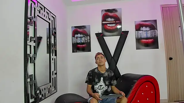 Snapshot of VERY_HOT_GUYS chatting on November 2025 01:13:01 PM VERY HOT GUYS online show from November 2025 01:13:01 PM