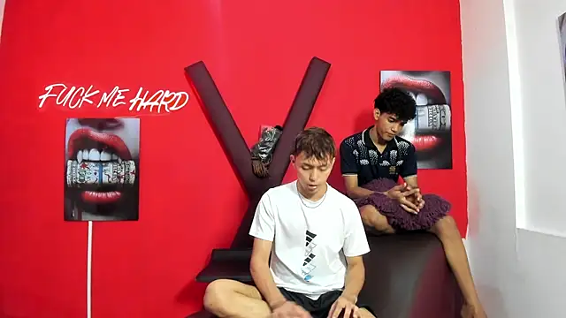 Snapshot of VERY_HOT_GUYS chatting on April 2026 07:33:02 PM VERY HOT GUYS online show from April 2026 07:33:02 PM