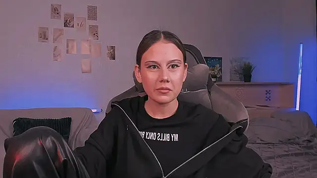 adelle046 online show from October 2025 02:06:02 PM