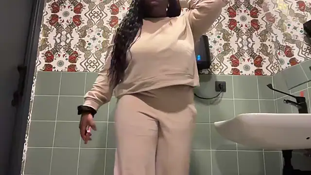 Snapshot of nanaisbackk chatting on December 2025 11:10:02 PM nanaisbackk online show from December 2025 11:10:02 PM