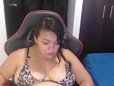 Snapshot of emily_sexxx chatting on October 2025 03:50:02 AM emily sexxx online show from October 2025 03:50:02 AM