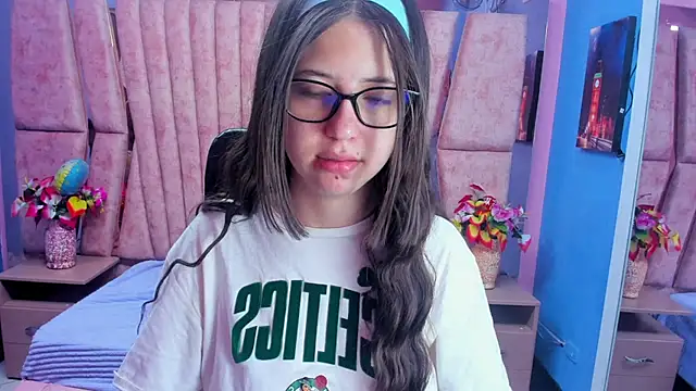 Snapshot of sarah_sweett_ chatting on February 2026 01:43:01 PM sarah sweett online show from February 2026 01:43:01 PM