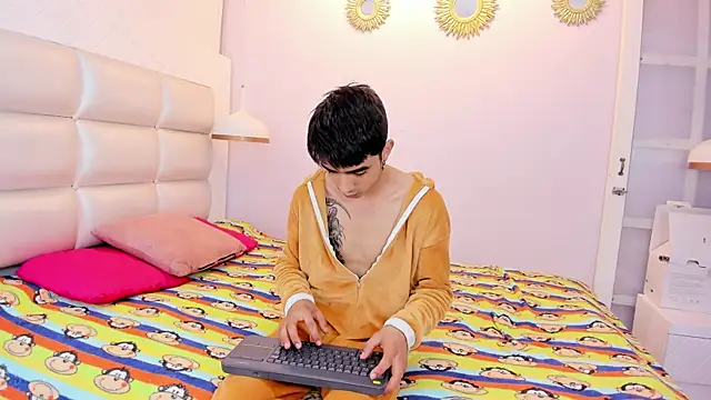 Snapshot of Hottie_Guy chatting on October 2025 06:07:01 PM Hottie Guy online show from October 2025 06:07:01 PM