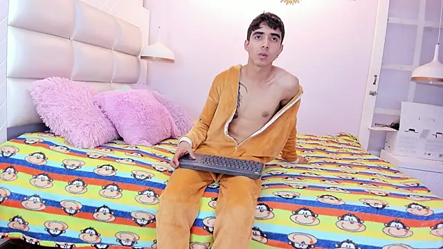 Snapshot of Hottie_Guy chatting on October 2025 05:57:02 PM Hottie Guy online show from October 2025 05:57:02 PM