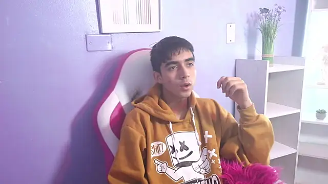 Snapshot of Hottie_Guy chatting on October 2025 05:46:01 PM Hottie Guy online show from October 2025 05:46:01 PM