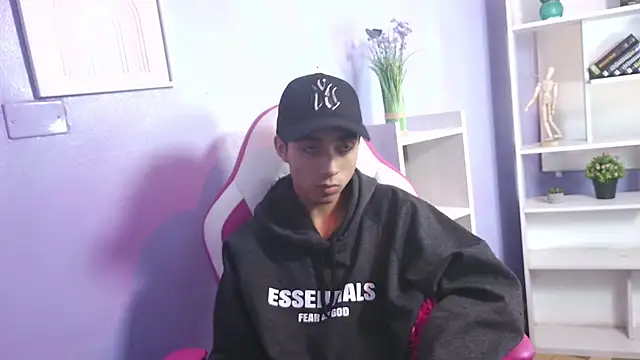 Snapshot of Hottie_Guy chatting on October 2025 06:29:02 PM Hottie Guy online show from October 2025 06:29:02 PM